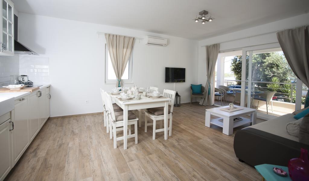 Apartments Villa Laguna With Pool Ražanj Rum bild